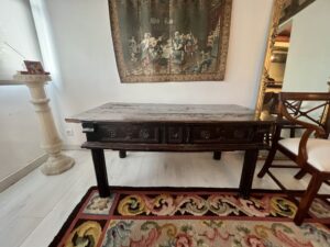 Mesa S. XVI de nogal