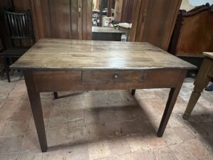 Mesa de nogal S. XVIII detalle 1