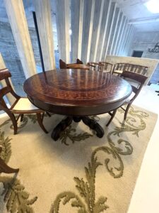 Mesa velador con marquetería detalle 1