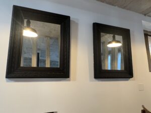 Pareja de espejos de madera ebonizada
